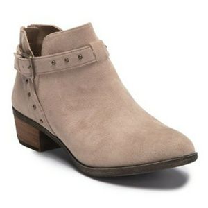 NWOB Abound beige suede ankle booties